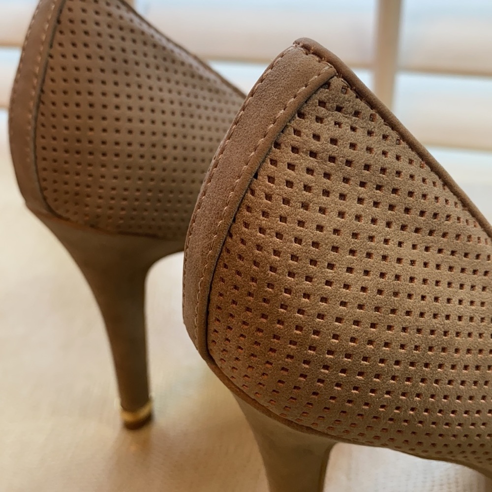 Guess Pumps - Picture 3 of 11